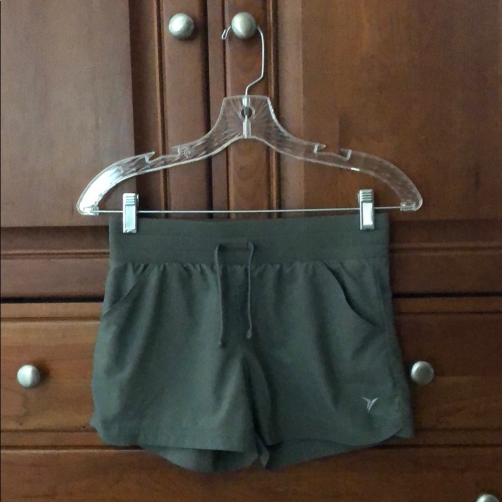 Old Navy Active shorts w/ pockets